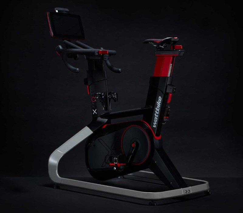 Wattbike AtomX em ambiente escuro